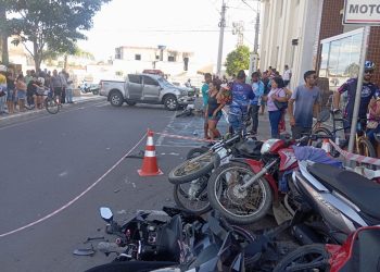 Caminhonete desgovernada atinge motociclista, mulher com filha no colo e várias motocicletas estacionadas em frente de academia