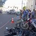 Caminhonete desgovernada atinge motociclista, mulher com filha no colo e várias motocicletas estacionadas em frente de academia