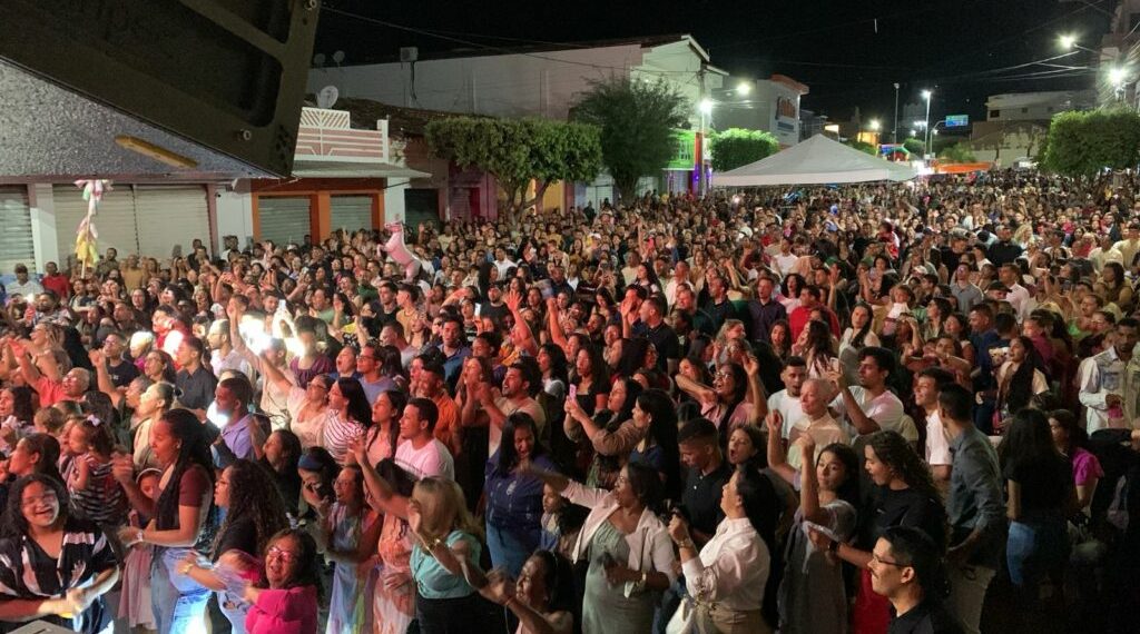 Noite de louvor e adoração em comemoração ao Dia da Cultura Evangélica em Queimadas