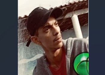 Homem morre e outros dois ficam feridos enquanto bebiam em bar