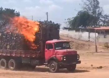 CE – Motorista entra com caminhão em rio para apagar incêndio em carga de madeira