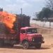 CE – Motorista entra com caminhão em rio para apagar incêndio em carga de madeira