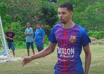 Jovem morre após passar mal durante partida de futebol