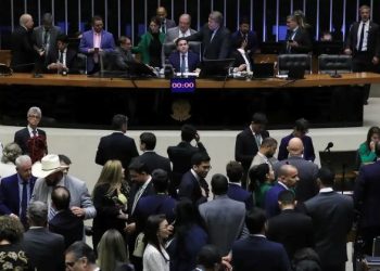 Câmara aprova texto que dificulta denúncia criminal contra parlamentar