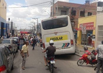 Ônibus escolar perde o controle no centro da cidade e por pouco não causa tragédia. Veículo de repórter do Calila quase foi atingido