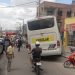 Ônibus escolar perde o controle no centro da cidade e por pouco não causa tragédia. Veículo de repórter do Calila quase foi atingido
