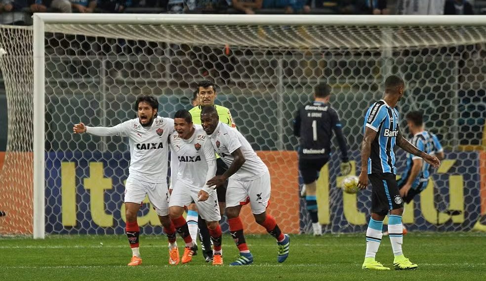Vitória encara jejum de dez jogos sem vencer o Grêmio e aproveitamento de 19% fora