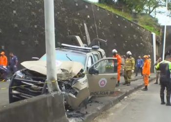 Dois policiais militares ficam em estado grave após baterem viatura em poste