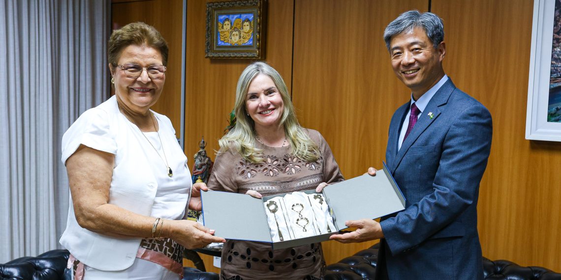 Ivana Bastos recebe embaixador da Coreia do Sul em reunião sobre potencial para investimentos no estado