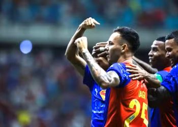 Bahia domina o Grêmio, goleia com tranquilidade e mantém perseguição ao G-4