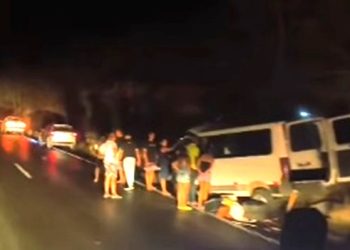 Grave colisão envolvendo van da cidade de Quijingue e carreta deixa mulher morta e outras quatro pessoas feridas