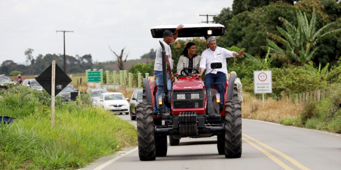 Prefeita de Laje dirige trator recebido entregue pelo Governo da Bahia, através de emenda do deputado Alex da Piatã