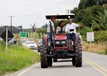 Prefeita de Laje dirige trator recebido entregue pelo Governo da Bahia, através de emenda do deputado Alex da Piatã