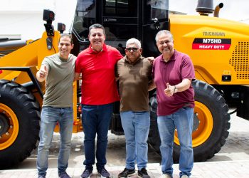 Prefeito Iilario Carneiro entrega retroescavadeira em São Domingos e deputado Alex da Piatã anuncia novo hospital para o município