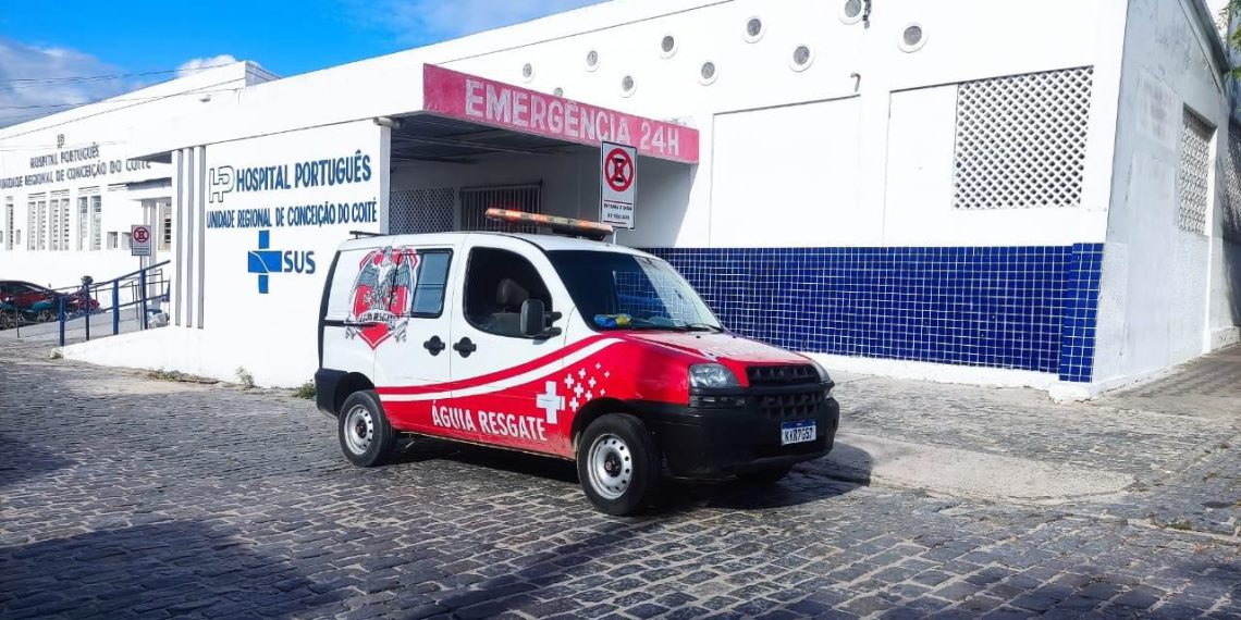 Entregador de gás fica ferido em queda de moto quando tentou desviar de uma cobra. Chapa é atingido por mercadoria enquanto descarregava caminhão