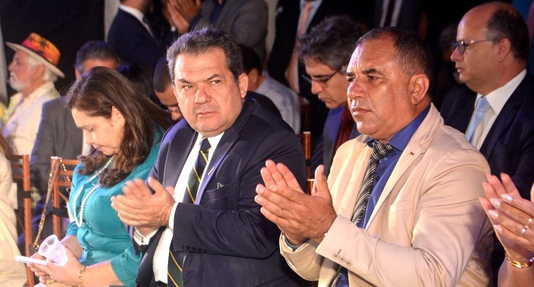 Ministro do STJ Carlos Brandão recebe título de cidadão de Canudos em solenidade na Praça Antônio Conselheiro