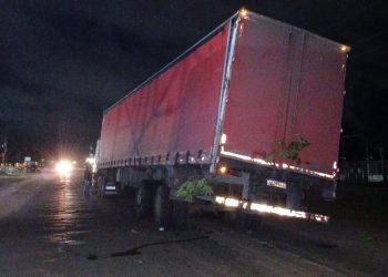 Carreta com problema mecânico provoca dois acidentes em pouco tempo próximo às Casas Populares