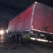 Carreta com problema mecânico provoca dois acidentes em pouco tempo próximo às Casas Populares
