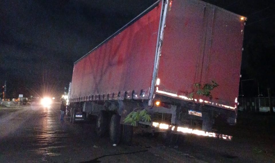 Carreta com problema mecânico provoca dois acidentes em pouco tempo próximo às Casas Populares