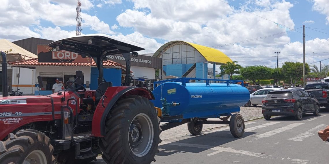 Pé de Serra – Deputado Alex da Piatã entrega trator e tanque-pipa ao Sindicato dos Pequenos Produtores Rurais e participa da inauguração do Instituto Futuro em Rede