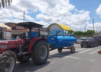 Pé de Serra – Deputado Alex da Piatã entrega trator e tanque-pipa ao Sindicato dos Pequenos Produtores Rurais e participa da inauguração do Instituto Futuro em Rede