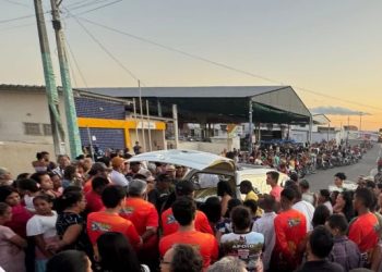 Multidão acompanha o sepultamento do corpo do jovem Matheus