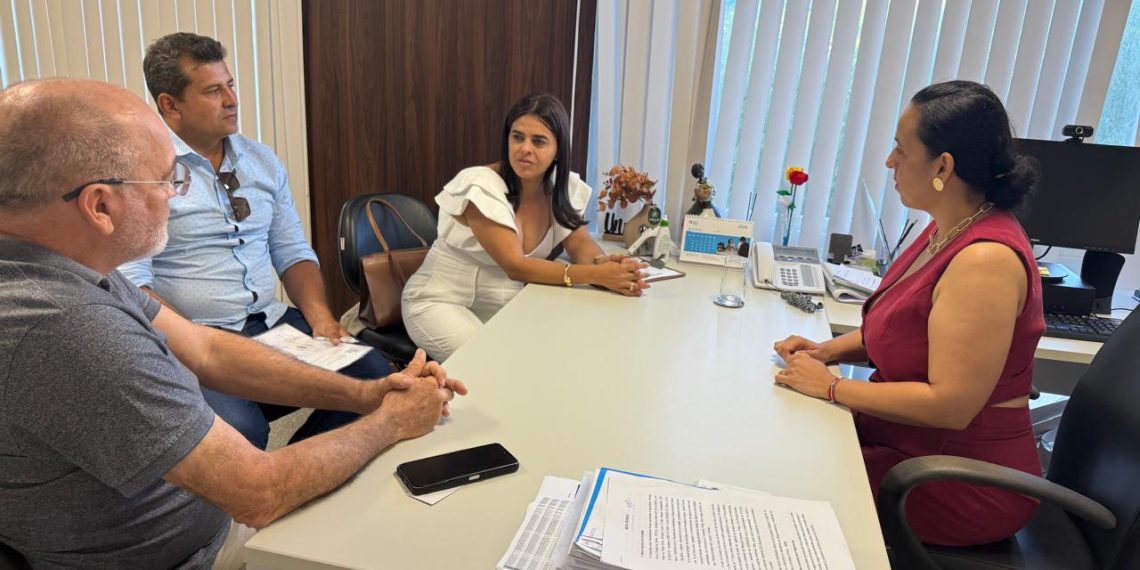 Prefeita Zeide cumpre agenda produtiva em Salvador e assegura avanços em obras de infraestrutura, abastecimento e assistência social para Pé de Serra