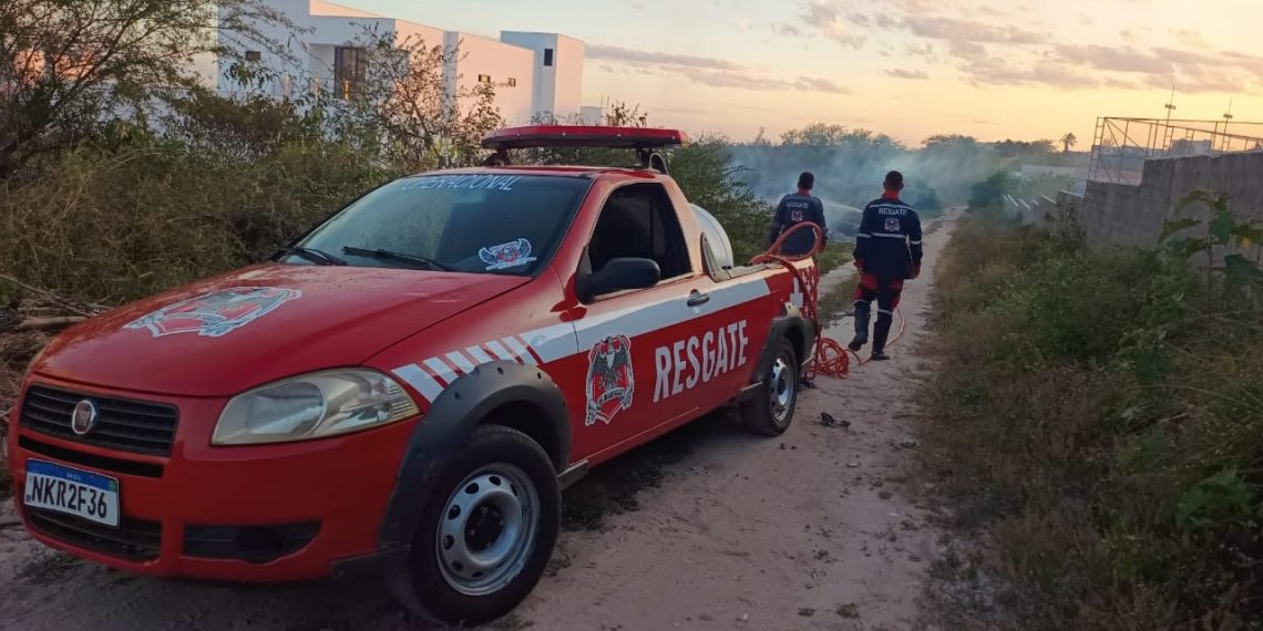 Coité – Voluntários da Brigada Águia Resgate agem como bombeiros e apagam fogo de vegetação que ameaçava escola