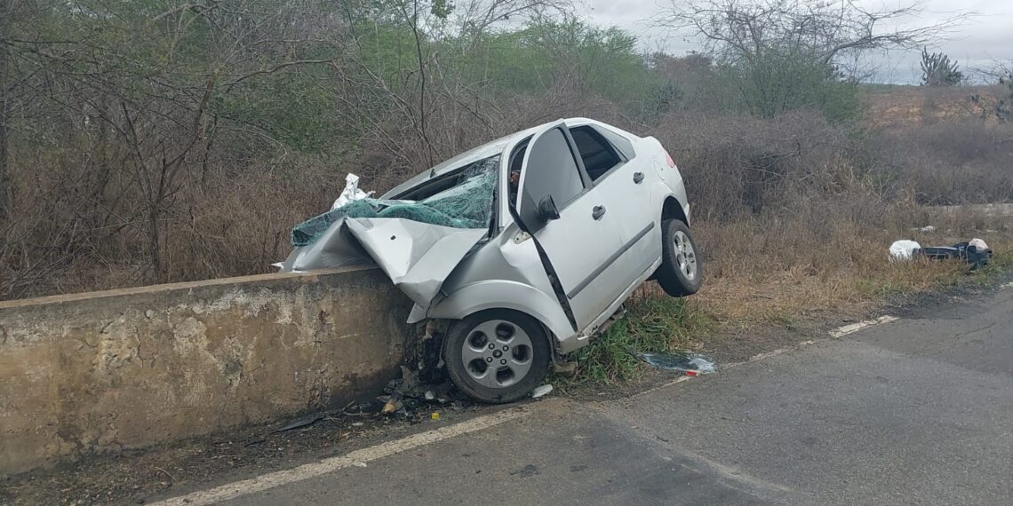 Quatro pessoas da mesma família morrem em acidente na BA-026; criança de 6 anos sobreviveu
