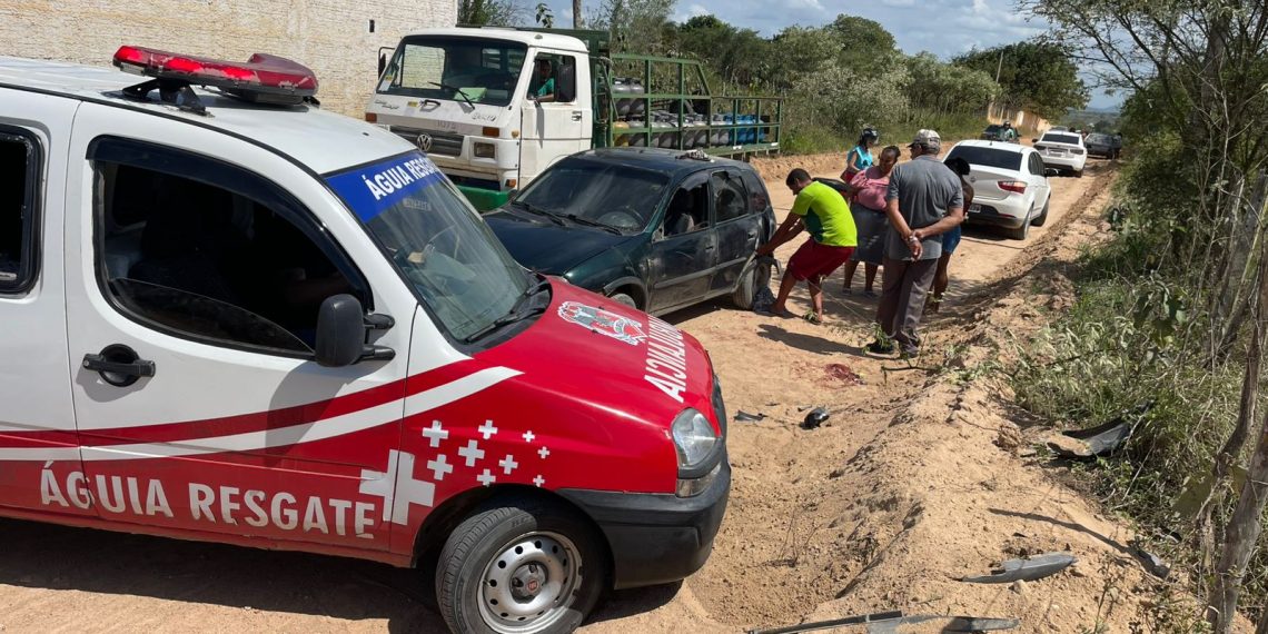 Homem é arremessado após capotamento de carro na BA-411