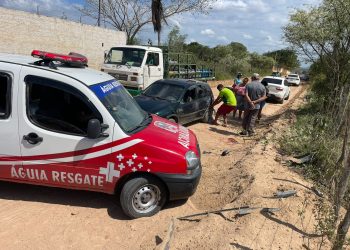 Homem é arremessado após capotamento de carro na BA-411