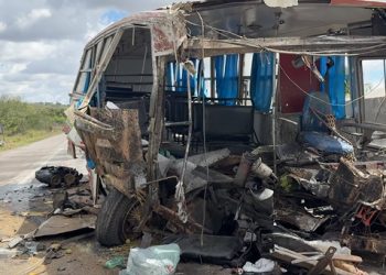 Colisão entre ônibus e carreta deixou três mortos, incluindo uma gestante, e nove feridos na BR-116 Norte