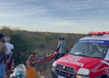 Jovem fica ferida após sofrer acidente de moto na BA 120; alegou buraco na pista que fez ela perder o controle do veículo