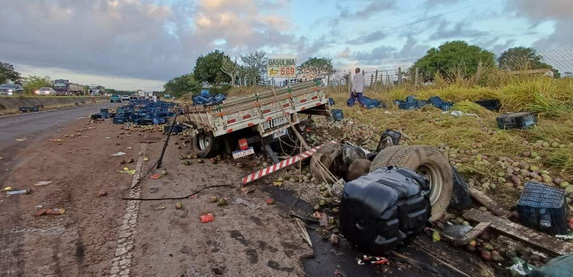 Colisão entre caminhões carregados de café e mangas deixa dois mortos na BR-116 sul