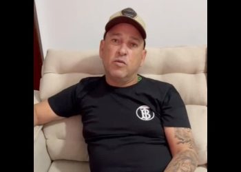 Antes de se entregar, Binho Galinha gravou vídeo com terço na mão e negou ser miliciano