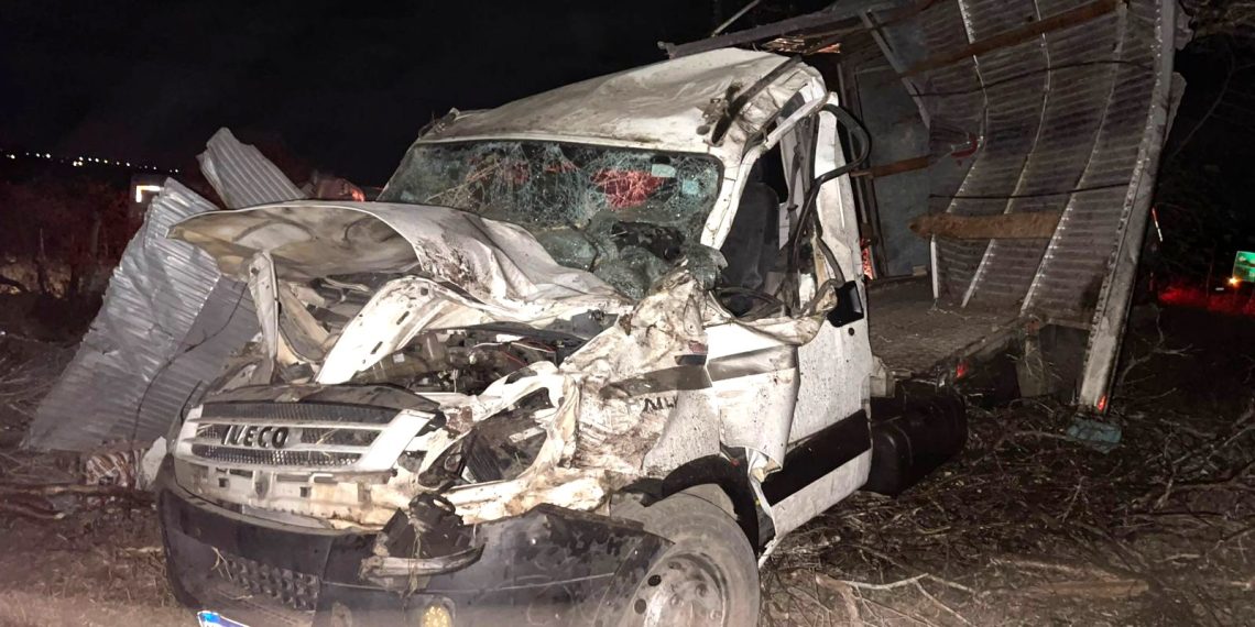 Caminhão baú fica destruído em capotamento na BA 120