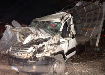 Caminhão baú fica destruído em capotamento na BA 120