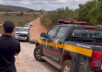Colisão envolvendo caminhonete e motocicleta mata jovem e deixa outro gravemente ferido