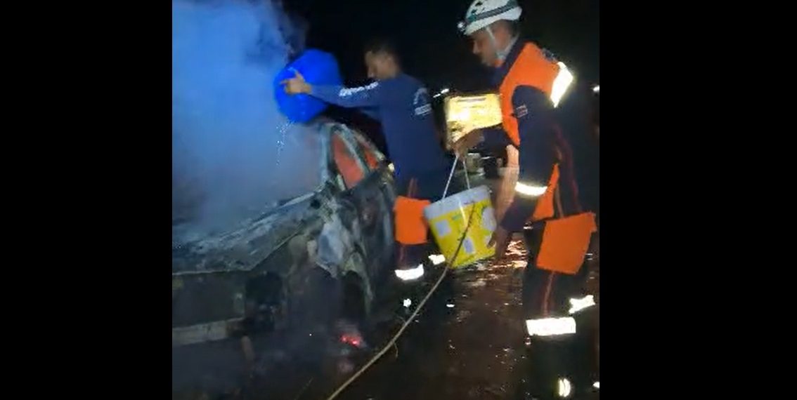 Carro com 5 ocupantes pega fogo na BA 120; grupo teria saído de Coité. Felizmente ninguém se feriu