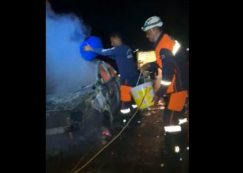 Carro com 5 ocupantes pega fogo na BA 120; grupo teria saído de Coité. Felizmente ninguém se feriu