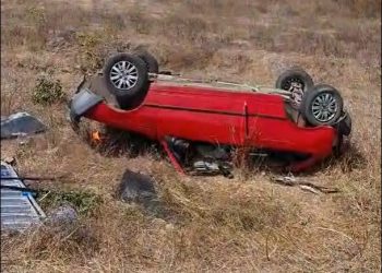 Três pessoas ficam feridas em capotamento de Uno na BR 324, entre elas um enfermeira