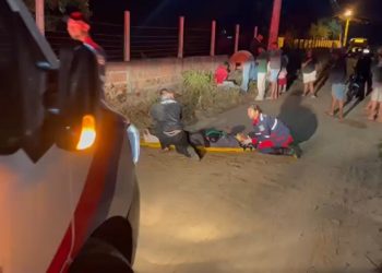 Dois jovens ficam feridos após colisão de moto com poste na zona rural de Conceição do Coité