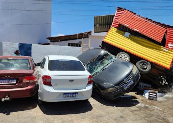 Ônibus desgovernado atinge carros, trailler e mata uma pessoa (Video)
