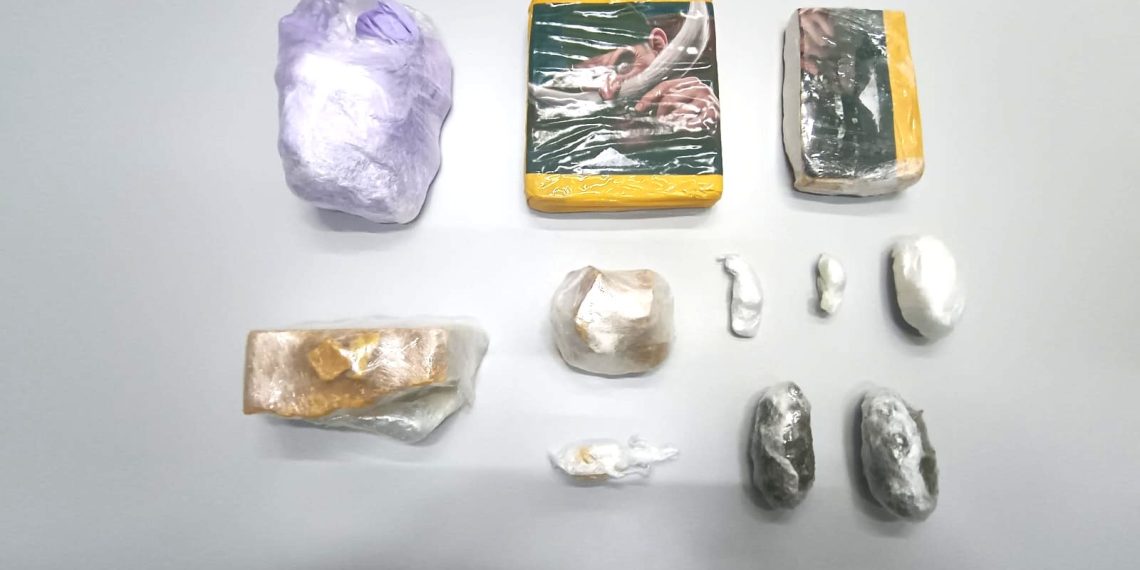 Mulher é presa com mais de 1,7 kg de drogas em ônibus intermunicipal que seguia pela BA 120