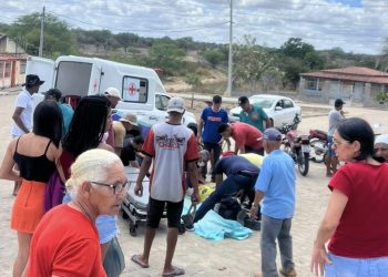 Idosa fica gravemente ferida em acidente entre moto e carro