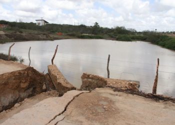 Temporal causa estrago em estrada vicinal de Conceição do Coité