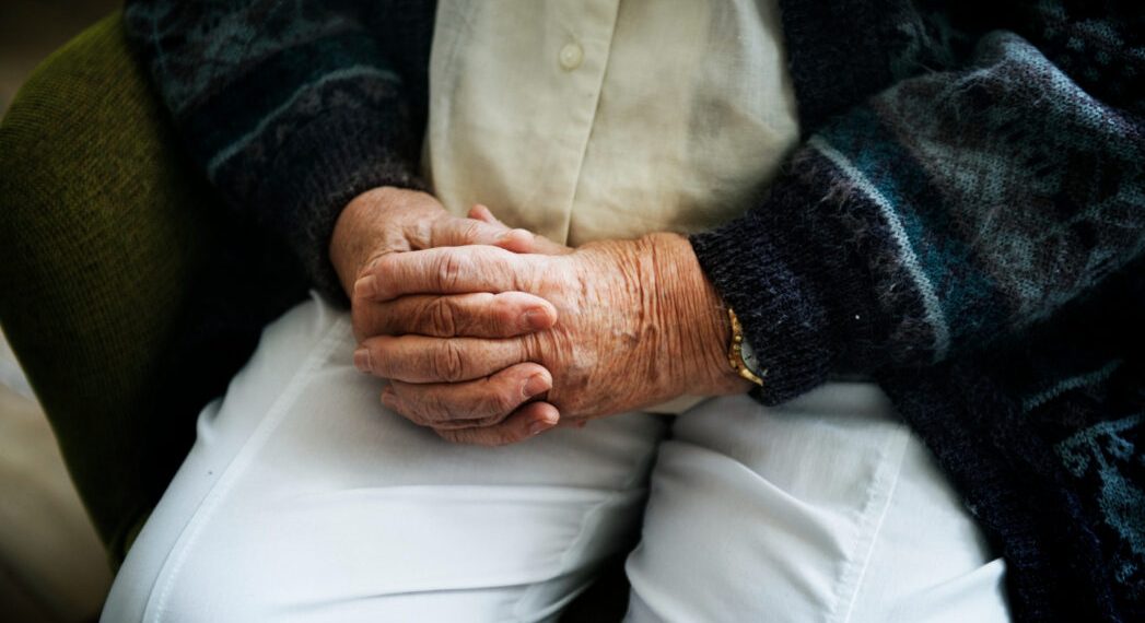 Coité – Idoso de 85 anos é vítima de golpe após aceitar ‘oração’; suspeitos afirmaram que abençoariam dinheiro