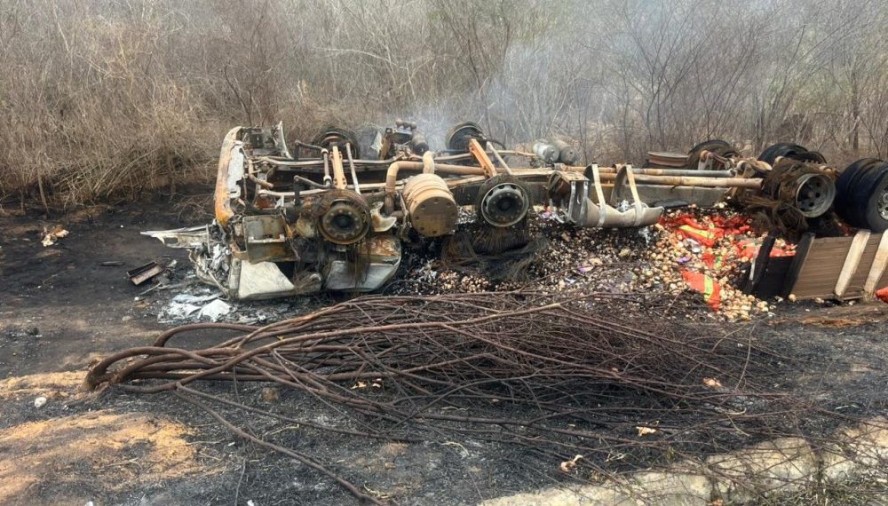 Caminhão capota e pega fogo na BA-026; motorista não é encontrado no local