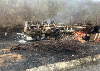 Caminhão capota e pega fogo na BA-026; motorista não é encontrado no local