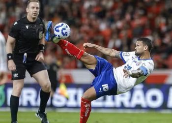 Bahia reage depois de sofrer 2 a 0, empata no fim com o Inter e encerra sequência de derrotas fora da casa